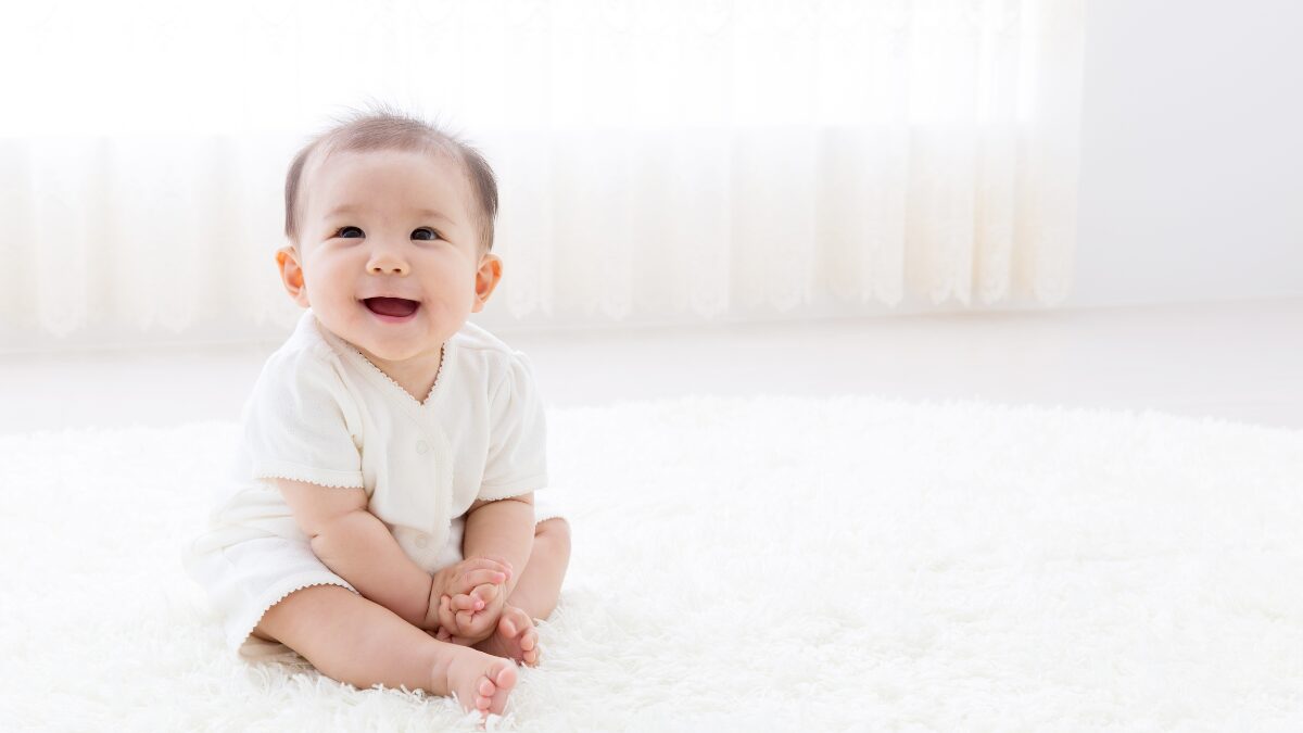 赤ちゃんがこちらを見て笑っている様子